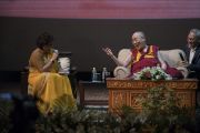 Его Святейшество Далай-лама отвечает на комментарии модератора встречи Рини Кханны. Нью-Дели, Индия. 10 августа 2017 г. Фото: Тензин Чойджор (офис ЕСДЛ)