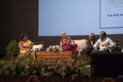 Его Святейшество Далай-лама отвечает на вопросы слушателей в ходе лекции, организованной Ассоциацией британских ученых-философов. Нью-Дели, Индия. 10 августа 2017 г. Фото: Тензин Чойджор (офис ЕСДЛ)