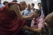 По прибытии в конференц-зал Сири Форт Его Святейшество Далай-лама приветствует мужчину в инвалидной коляске. Нью-Дели, Индия. 10 августа 2017 г. Фото: Тензин Чойджор (офис ЕСДЛ)