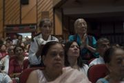 Пожилые тибетские женщины выражают почтение Его Святейшеству Далай-ламе, в то время как он обращается к тибетцам, собравшимся в конференц-зале Сири Форт. Нью-Дели, Индия. 10 августа 2017 г. Фото: Тензин Чойджор (офис ЕСДЛ)