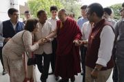 Члены организационного комитета Ассоциации британских ученых-философов приветствуют Его Святейшество Далай-ламу, прибывшего в конференц-зал Сири Форт. Нью-Дели, Индия. 10 августа 2017 г. Фото: Тензин Чойджор (офис ЕСДЛ)