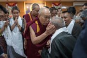 Его Святейшество Далай-лама дарует благословение пожилому тибетцу. Дхарамсала, Индия. 25 августа 2017 г. Фото: Тензин Чойджор (офис ЕСДЛ)