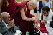 Во время встречи с тибетцами в своей резиденции Его Святейшество Далай-лама утешает престарелых и немощных. Дхарамсала, Индия. 25 августа 2017 г. Фото: Тензин Чойджор (офис ЕСДЛ)