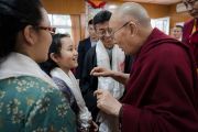 Его Святейшество Далай-лама дарует наставления юным тибетцам о том, как построить более счастливый и сострадательный мир. Дхарамсала, Индия. 25 августа 2017 г. Фото: Тензин Чойджор (офис ЕСДЛ)