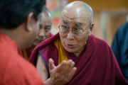 Его Святейшество Далай-лама объясняет свою точку зрения одному из верующих, участвующих во встрече. Дхарамсала, Индия. 25 августа 2017 г. Фото: Тензин Чойджор (офис ЕСДЛ)