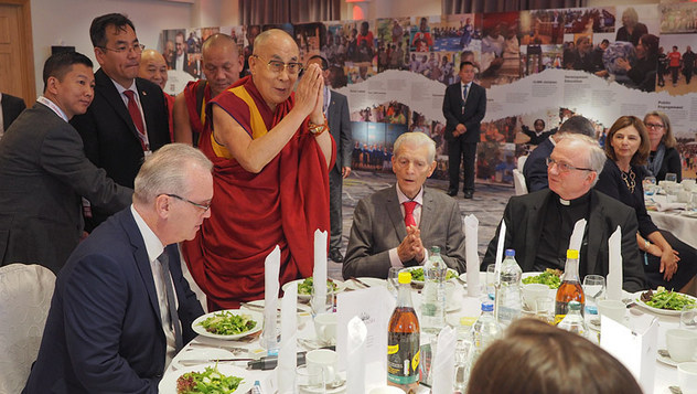 В Дерри Далай-лама посетил встречу, посвященную двадцатилетию со дня основания фонда «Дети под перекрестным огнем»