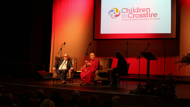 В Дерри Далай-лама посетил встречу, посвященную двадцатилетию со дня основания фонда «Дети под перекрестным огнем»