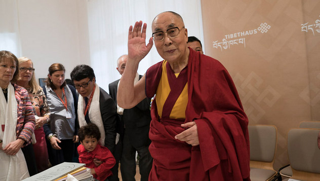 Далай-лама принял участие в симпозиуме «Западная наука и буддийские воззрения» и посетил Тибетский дом