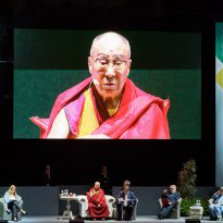 Далай-лама принял участие в межконфессиональной встрече «Свобода по правилам» и провел беседу о важности образования в деле построения мира