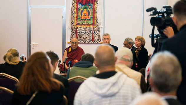 В Риге Далай-лама дал пресс-конференцию и начал учения по «Ступеням созерцания» и «Краткому ламриму»