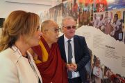 Его Святейшество Далай-лама рассматривает выставку, посвященную деятельности благотворительного фонда «Дети под перекрестным огнем». Дерри, Северная Ирландия, Великобритания. 10 сентября 2017 г. Фото: Джереми Рассел (офис ЕСДЛ)