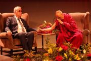 Его Святейшество Далай-лама и Ричард Мур во время конференции «Образование сердца», организованной благотворительным фондом «Дети под перекрестным огнем». Дерри, Северная Ирландия, Великобритания. 11 сентября 2017 г. Фото: Лоркан Доэрти