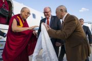 Представители Тибетского дома приветствуют Его Святейшество Далай-ламу в аэропорту Франкфурта. Франкфурт, Германия. 12 сентября 2017 г. Фото: Тензин Чойджор (офис ЕСДЛ)