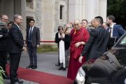 Его Святейшество Далай-лама машет рукой своим почитателям, возвратившись в конце дня в свой отель. Франкфурт, Германия. 13 сентября 2017 г. Фото: Тензин Чойджор (офис ЕСДЛ)