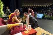 Представитель тибетского сообщества преподносит подарок Его Святейшеству Далай-ламе по завершении публичной лекции в конференц-центре «Ярхундертхалле». Франкфурт, Германия. 13 сентября 2017 г. Фото: Тензин Чойджор (офис ЕСДЛ)