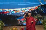 Его Святейшество Далай-лама приветствует более 1600 студентов, собравшихся в конференц-центре «Ярхундертхалле». Франкфурт, Германия. 13 сентября 2017 г. Фото: Тензин Чойджор (офис ЕСДЛ)