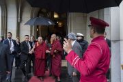 Его Святейшество Далай-лама направляется из отеля в конференц-центр «Ярхундертхалле» на встречу со студентами. Франкфурт, Германия. 13 сентября 2017 г. Фото: Тензин Чойджор (офис ЕСДЛ)