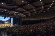 Вид на сцену конференц-центра «Ярхундертхалле» во время лекции Его Святейшества Далай-ламы, на которую собралось более 1600 студентов. Франкфурт, Германия. 13 сентября 2017 г. Фото: Тензин Чойджор (офис ЕСДЛ)