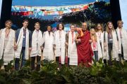 Его Святейшество Далай-лама фотографируется со студентами, задававшими ему вопросы в ходе встречи, по завершении которой он в знак благодарности поднес им традиционные шарфы-хадаки. Франкфурт, Германия. 13 сентября 2017 г. Фото: Тензин Чойджор (офис ЕСДЛ)