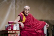 Его Святейшество Далай-лама отвечает на вопросы слушателей в ходе публичной лекции в конференц-центре «Ярхундертхалле». Франкфурт, Германия. 13 сентября 2017 г. Фото: Тензин Чойджор (офис ЕСДЛ)