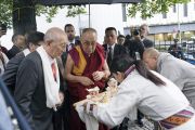 Тибетцы подносят традиционное приветствие Его Святейшеству Далай-ламе, прибывшему в новый Тибетский дом. Франкфурт, Германия. 14 сентября 2017 г. Фото: Тензин Чойджор (офис ЕСДЛ)