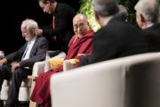 Его Святейшество Далай-лама общается с учеными перед началом симпозиума «Западная наука и буддийские воззрения». Франкфурт, Германия. 14 сентября 2017 г. Фото: Тензин Чойджор (офис ЕСДЛ)