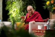 Его Святейшество Далай-лама комментирует доклады в ходе симпозиума «Западная наука и буддийские воззрения», организованного в конференц-центре «Ярхундертхалле». Франкфурт, Германия. 14 сентября 2017 г. Фото: Тензин Чойджор (офис ЕСДЛ)