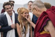 Его Святейшество Далай-лама шутливо приветствует артистов, выступавших во время благотворительного концерта по завершении симпозиума «Западная наука и буддийские воззрения». Франкфурт, Германия. 14 сентября 2017 г. Фото: Тензин Чойджор (офис ЕСДЛ)