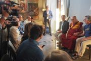Его Святейшество Далай-лама проводит пресс-конференцию в своем отеле в Таормине. Таормина, Сицилия, Италия. 16 сентября 2017 г. Фото: Джереми Рассел (офис ЕСДЛ)