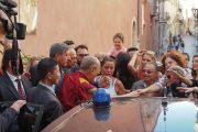 Выходя из отеля, Его Святейшество Далай-лама пожимает руки своим почитателям. Таормина, Сицилия, Италия. 16 сентября 2017 г. Фото: Джереми Рассел (офис ЕСДЛ)