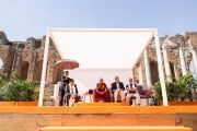 Его Святейшество Далай-лама выступает с публичной лекцией «Мирная жизнь – сотрудничество народов» в античном греческом театре. Таормина, Сицилия, Италия. 16 сентября 2017 г. Фото: Паоло Регис