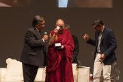 Мэр Палермо профессор Леолука Орландо вручает награду Его Святейшеству Далай-ламе перед началом публичной лекции в театре Массимо. Палермо, Сицилия, Италия. 18 сентября 2017 г. Фото: Паоло Регис