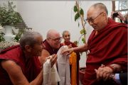 Его Святейшество Далай-лама приветствует монахинь, встречающих его по прибытии в отель. Флоренция, Италия. 18 сентября 2017 г. Фото: Оливье Адам