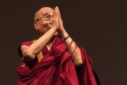 Его Святейшество Далай-лама приветствует слушателей, поднявшись на сцену театра Массимо. Палермо, Сицилия, Италия. 18 сентября 2017 г. Фото: Паоло Регис