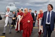 Его Святейшество Далай-лама по прибытии в аэропорт Флоренции. Флоренция, Италия. 18 сентября 2017 г. Фото: Оливье Адам