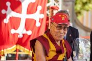 Его Святейшество Далай-лама слушает вопрос одного из зрителей во время своего выступления на площади Рыцарей в Пизе. Пиза, Италия. 20 сентября 2017 г. Фото: Olivier Adam.