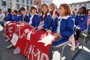 Некоторые из 1300 школьников, пришедших на площадь Рыцарей в Пизе, чтобы послушать Его Святейшество Далай-ламу. Пиза, Италия. 20 сентября 2017 г. Фото: Olivier Adam.
