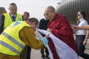 Организаторы визита встречают Его Святейшество Далай-ламу в рижском аэропорту. Рига, Латвия. 22 сентября 2017 г. Фото: Тензин Чойджор (офис ЕСДЛ)