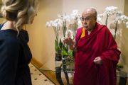 Его Святейшество Далай-лама отвечает на вопросы латвийского телевидения. Рига, Латвия. 22 сентября 2017 г. Фото: Тензин Чойджор (офис ЕСДЛ)