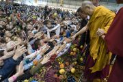 Номын айлдварын дараа Дээрхийн Гэгээнтэн Далай Лам сүсэгтнүүдтэй гар барьж байгаа нь. Латви, Рига. 2017.09.25. Гэрэл зургийг Тэнзин Чойжор (ДЛО)