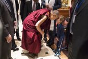 Его Святейшество Далай-лама шутливо приветствует маленького мальчика на выходе из гостиницы. Рига, Латвия. 24 сентября 2017 г. Фото: Тензин Чойджор (офис ЕСДЛ)