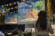 Слушатели смотрят трансляцию учений Его Святейшества Далай-ламы по дзогчену на больших экранах, установленных в зале «Сконто». Рига, Латвия. 25 сентября 2017 г. Фото: Тензин Чойджор (офис ЕСДЛ)