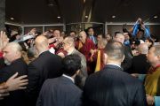 Направляясь утром в зал «Сконто» для дарования учений, Его Святейшество Далай-лама приветствует своих почитателей, собравшихся у входа в его отель. Рига, Латвия. 25 сентября 2017 г. Фото: Тензин Чойджор (офис ЕСДЛ)