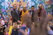 Его Святейшество Далай-лама машет верующим рукой по завершении сессии учений по дзогчену. Рига, Латвия. 25 сентября 2017 г. Фото: Тензин Чойджор (офис ЕСДЛ)
