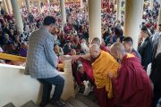 Его Святейшество Далай-лама приветствует более 6000 верующих, собравшихся в главном тибетском храме. Дхарамсала, Индия. 3 октября 2017 г. Фото: Тензин Чойджор (офис ЕСДЛ)