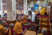 Тайские монахи читают Мангала-сутту на языке пали в начале первого дня четырехдневных учений, организованных по просьбе буддистов из Тайваня. Дхарамсала, Индия. 3 октября 2017 г. Фото: Тензин Чойджор (офис ЕСДЛ)