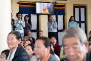 Верующие почтительно встречают Его Святейшество Далай-ламу в начале первого дня четырехдневных учений, организованных по просьбе буддистов из Тайваня. Дхарамсала, Индия. 3 октября 2017 г. Фото: Тензин Чойджор (офис ЕСДЛ)