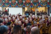 Верующие приветствуют Его Святейшество Далай-ламу в начале первого дня четырехдневных учений, организованных по просьбе буддистов из Тайваня. Дхарамсала, Индия. 3 октября 2017 г. Фото: Тензин Чойджор (офис ЕСДЛ)