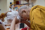 Его Святейшеству Далай-ламе преподносят статуэтку Белой Тары по завершении молебна о долгой жизни, проведенного группой тайваньских буддистов. Дхарамсала, Индия. 6 октября 2017 г. Фото: Тензин Чойджор (офис ЕСДЛ)