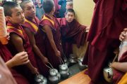 Юные монахи монастыря Намгьял готовятся угостить чаем верующих во время заключительного дня учений Его Святейшества Далай-ламы, организованных в главном тибетском храме по просьбе буддистов из Тайваня. Дхарамсала, Индия. 6 октября 2017 г. Фото: Тензин Чойджор (офис ЕСДЛ)
